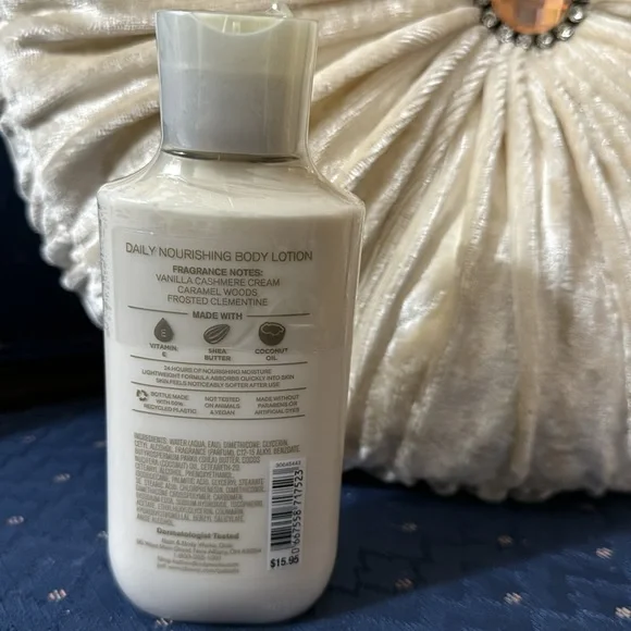 BATH & BODY WORKS SET. . .SNOWFLAKES & CASHMERE SCENT (Items Not Used) - Picture 6 of 6